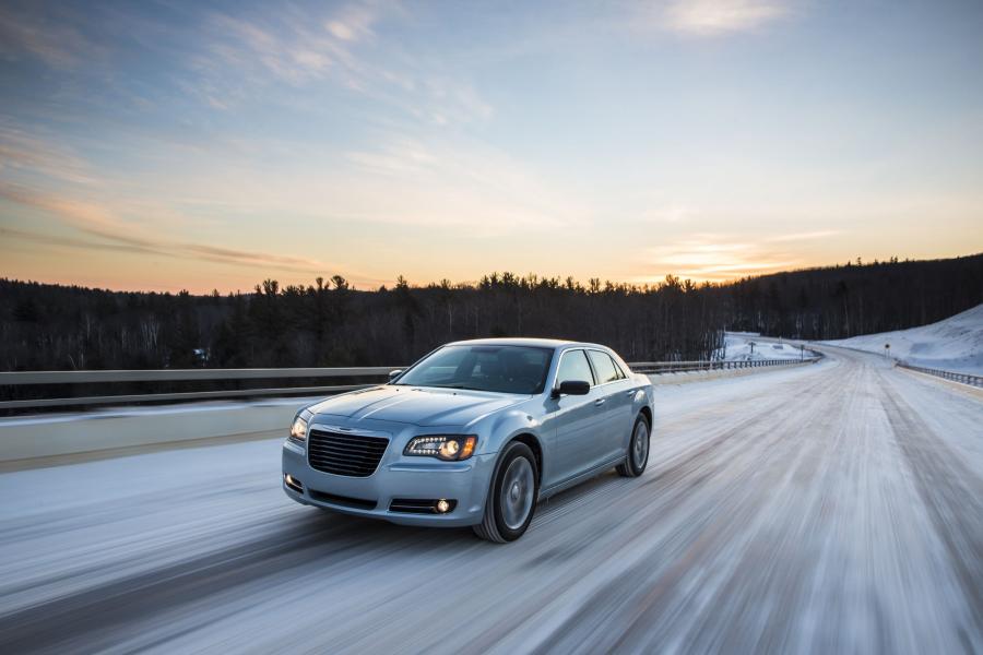  Chrysler 300C Glacier Edition 2013 года  (фото 26 из 31)